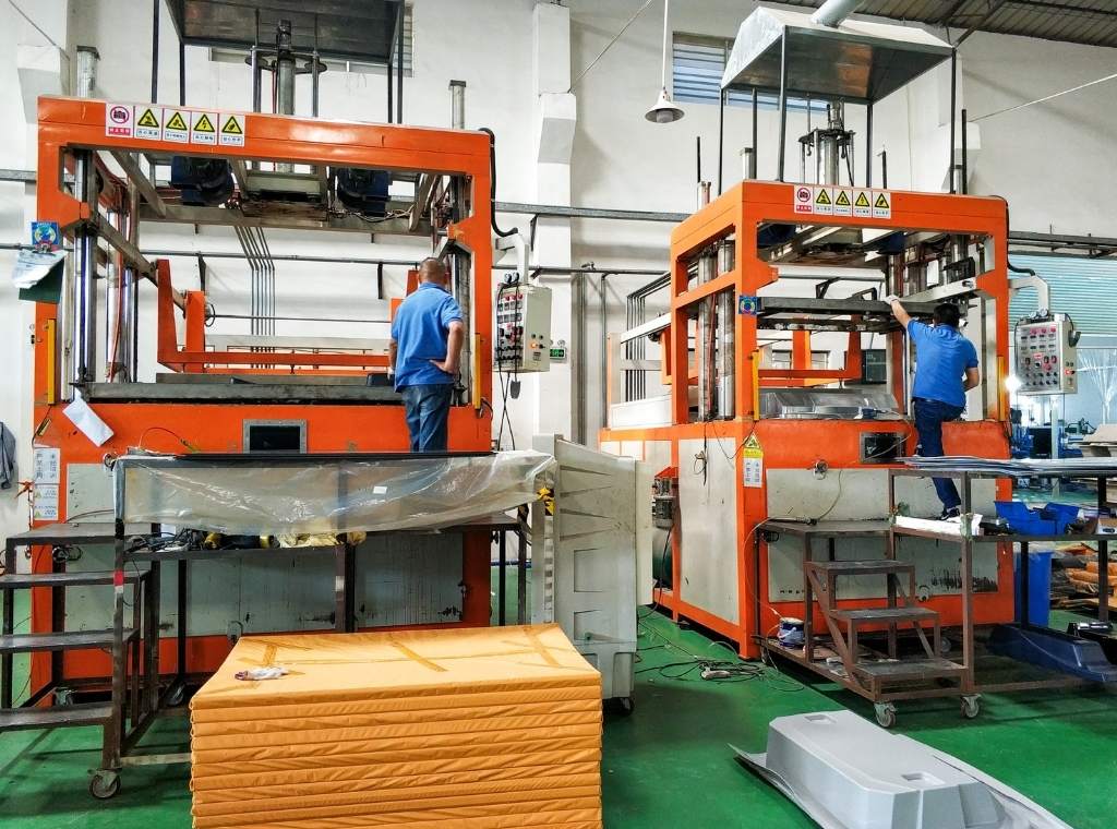 Vacuum casting machine and production process in a manufacturing facility